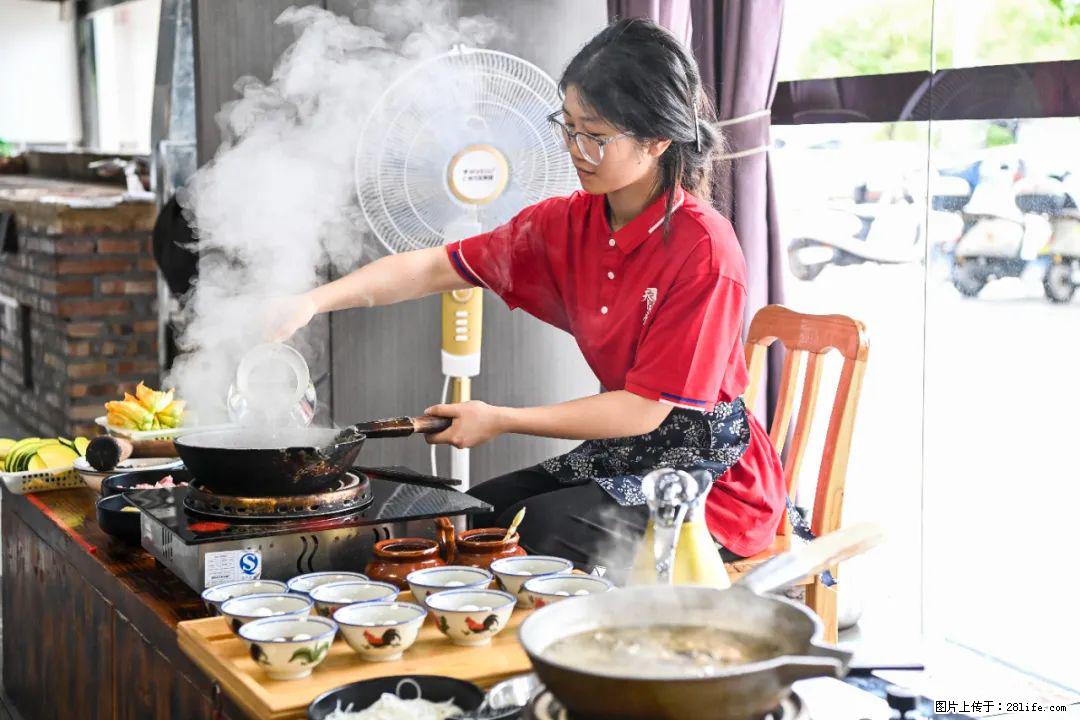 全网追的“扁担女孩”，找了一份暑假工，时薪12元 - 淮南生活资讯 - 淮南28生活网 hn.28life.net